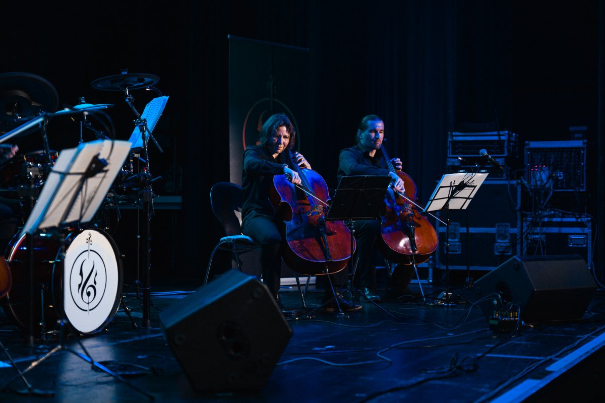 Concert with two cellists on stage