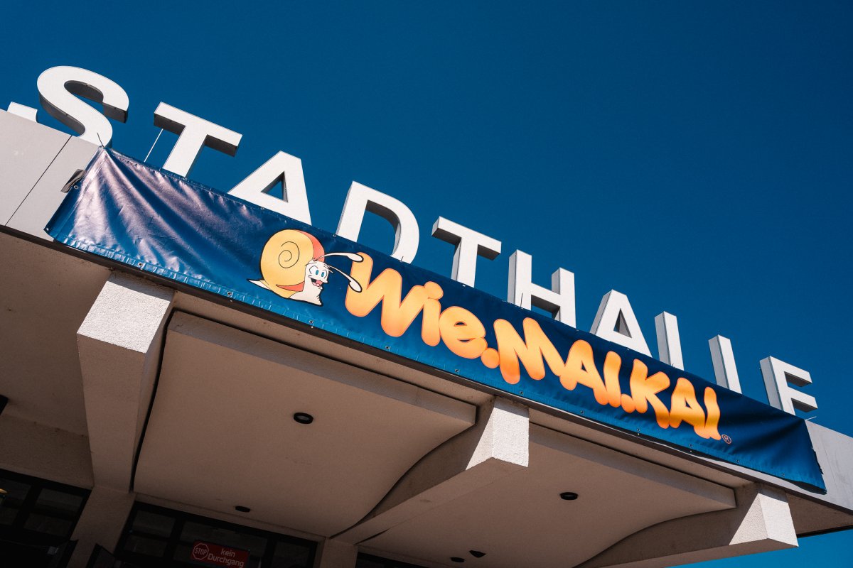 Entrance of the Stadthalle Flörsheim with the Wie.MAI.KAI banner